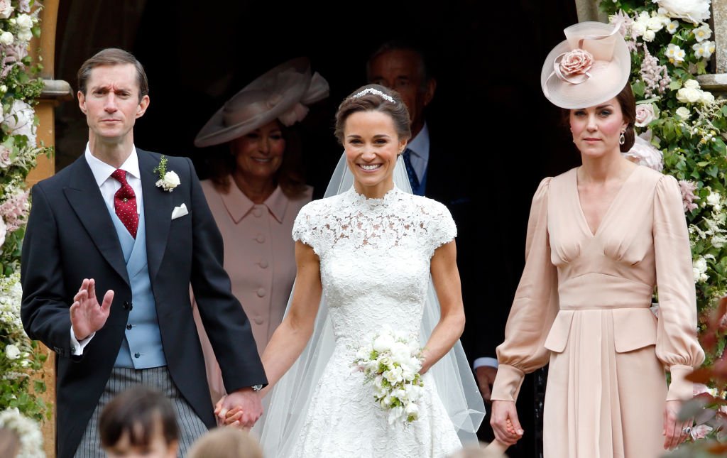 Kate Middleton con Pippa y su esposo James Matthews en su boda en Englefield, en 2017. | Foto: Getty Images