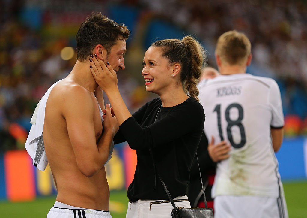 Mesut Ozil mit seiner Partnerin Mandy Capristo (Foto von AMA ) | Quelle:  Corbis über Getty Images