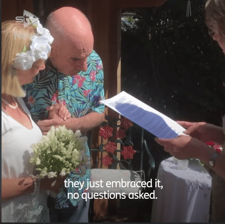 Bill und Anne geben sich während ihrer Hochzeit das Ja-Wort. | Quelle: Facebook.com/stvnews