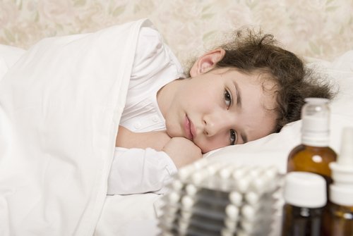 A sick child in bed. | Source: Shutterstock