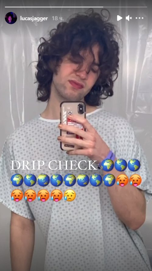 Lucas Jagger taking a selfie in his patient gown on his Instagram Story | Photo: Instagram / lucasjagger