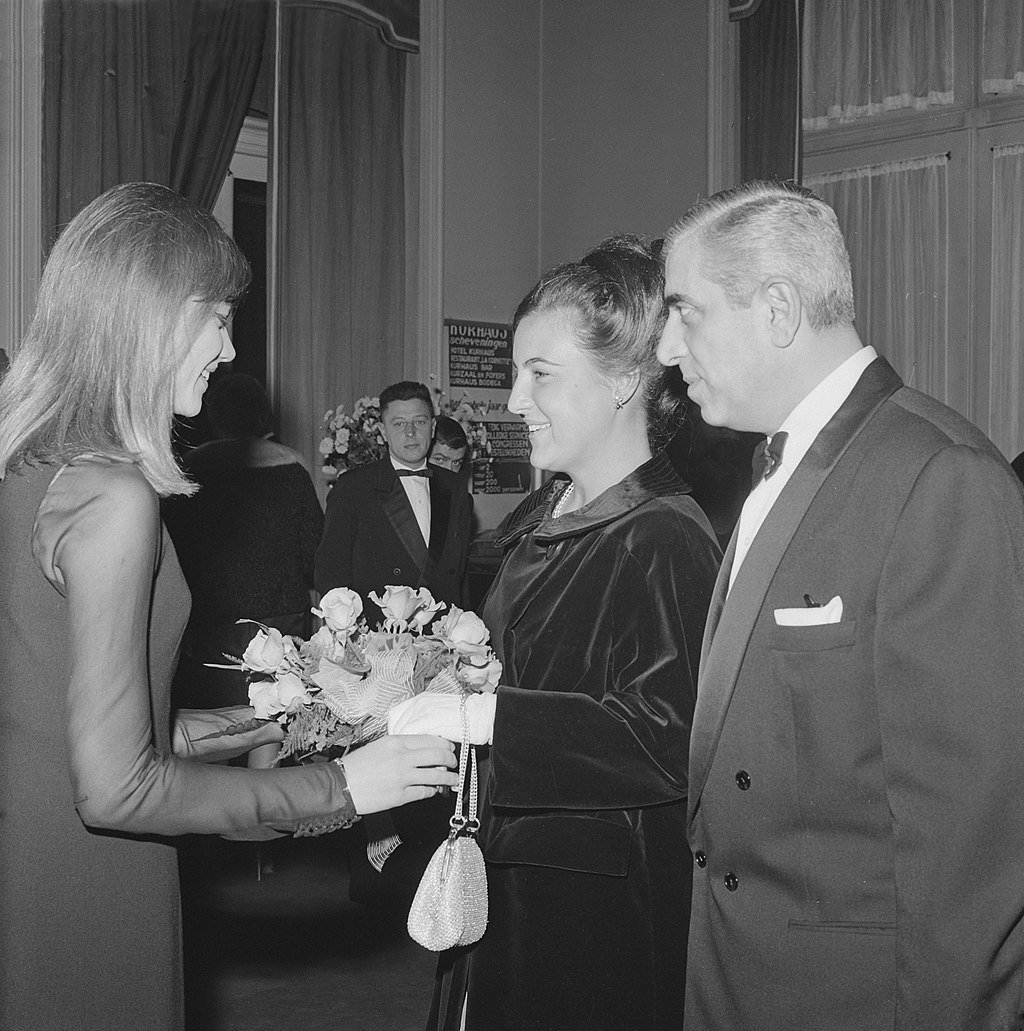 Françoise Hardy en 1963 avec la Princesse Margriet. l Source : Wikipedia Françoise Hardy en 1963 avec la Princesse Margriet. l Source : Wikipedia