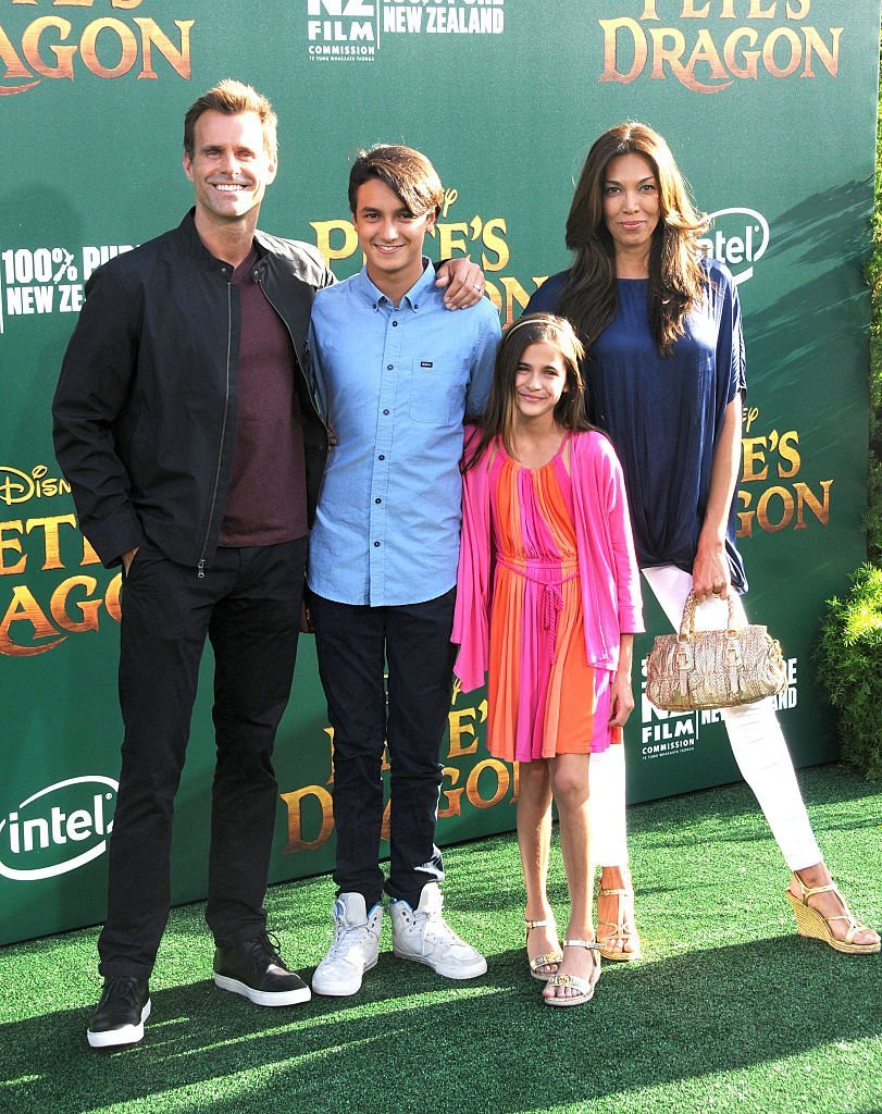 Cameron Mathis and Vanessa Arevalo with their children Lucas and Leila Mathison attend the premiere of "Pete's Dragon" in Hollywood, California on August 8, 2016 | Photo: Getty Images