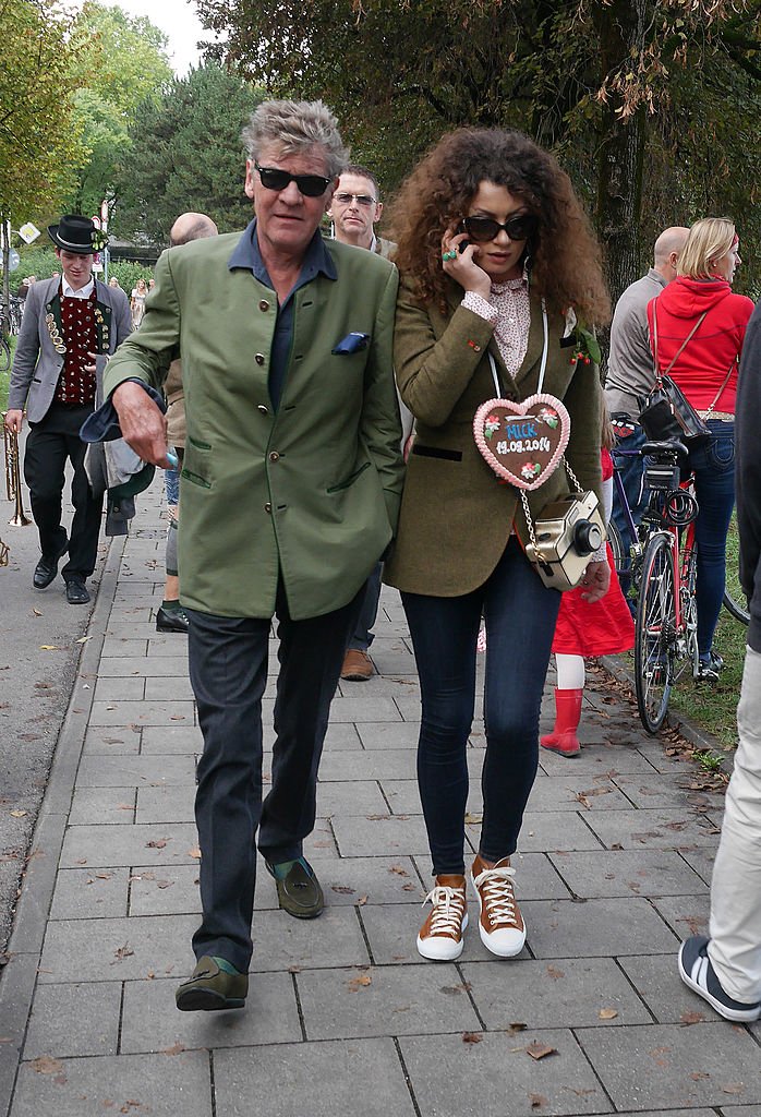 El príncipe Ernesto de Hannover y Simona durante el Oktoberfest 2014. | Foto: Getty Images El príncipe Ernesto de Hannover y Simona durante el Oktoberfest 2014. | Foto: Getty Images