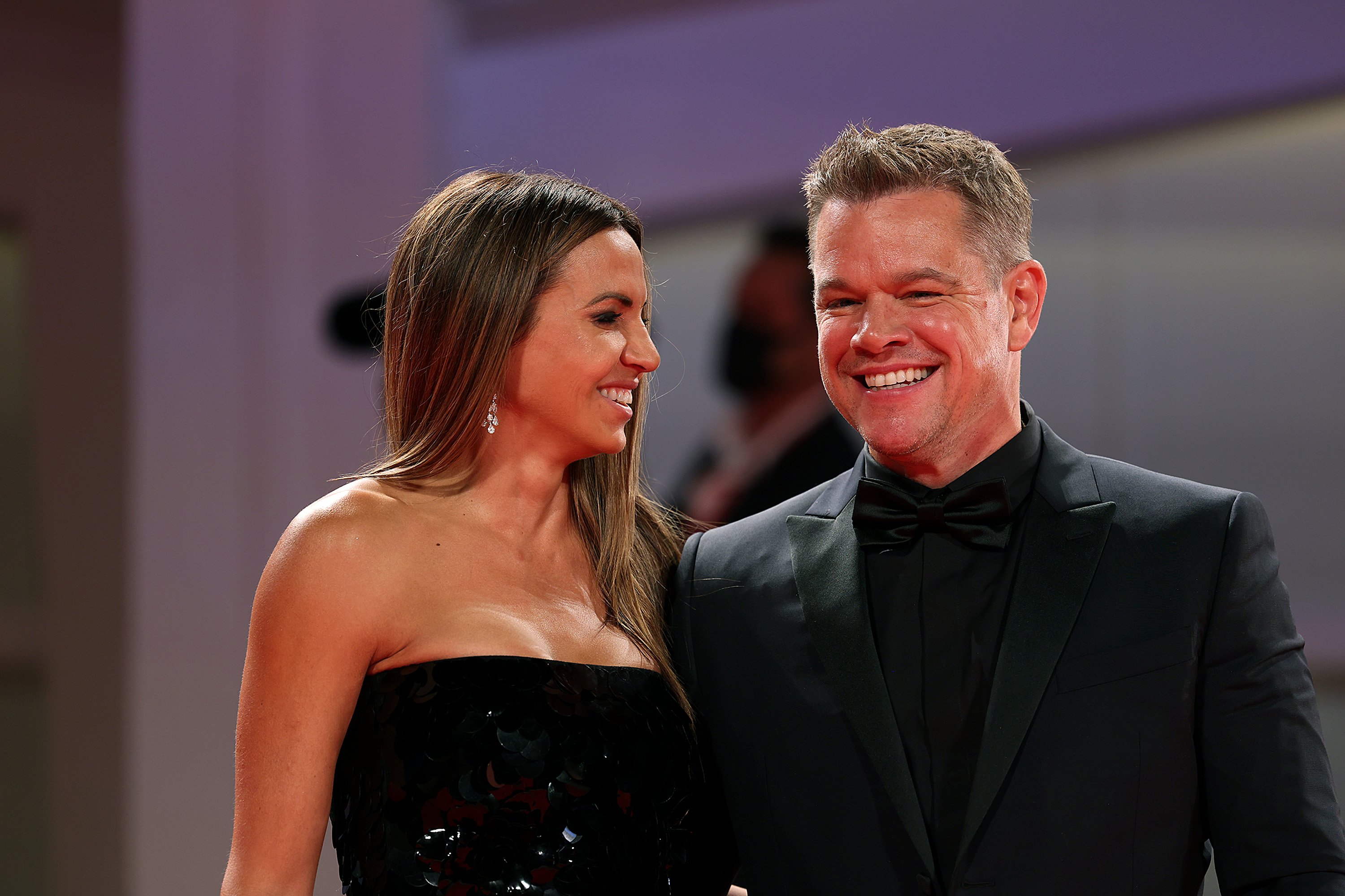 Matt Damon und Luciana Barroso besuchen den roten Teppich des Films "The Last Duel" während der 78. Internationalen Filmfestspiele von Venedig am 10. September 2021 in Venedig, Italien. | Quelle: Getty Images