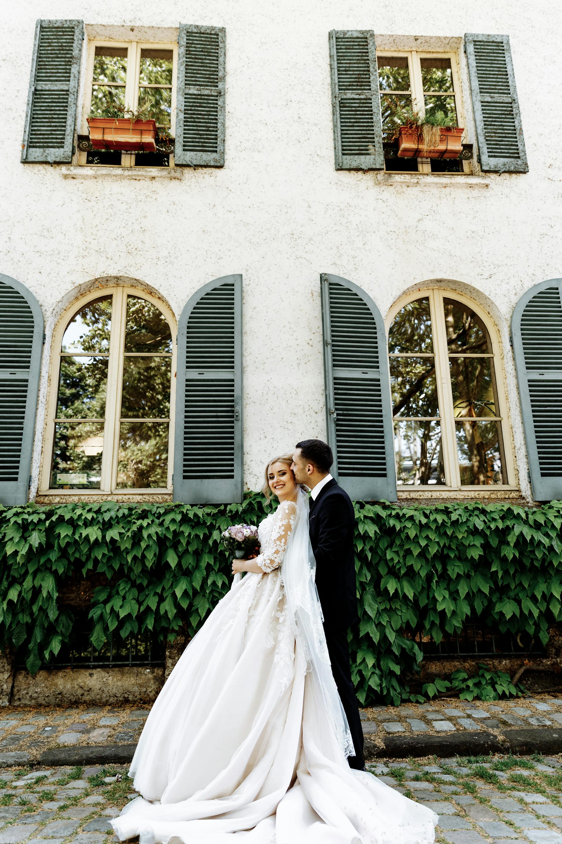 A smiling bride and groom | Source: Pexels