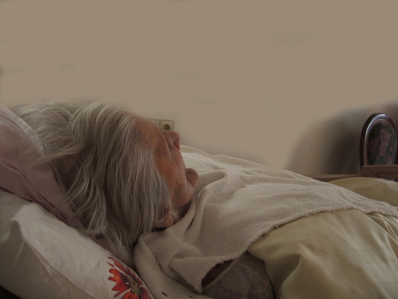 Mujer anciana recostada. | Foto: Pixabay