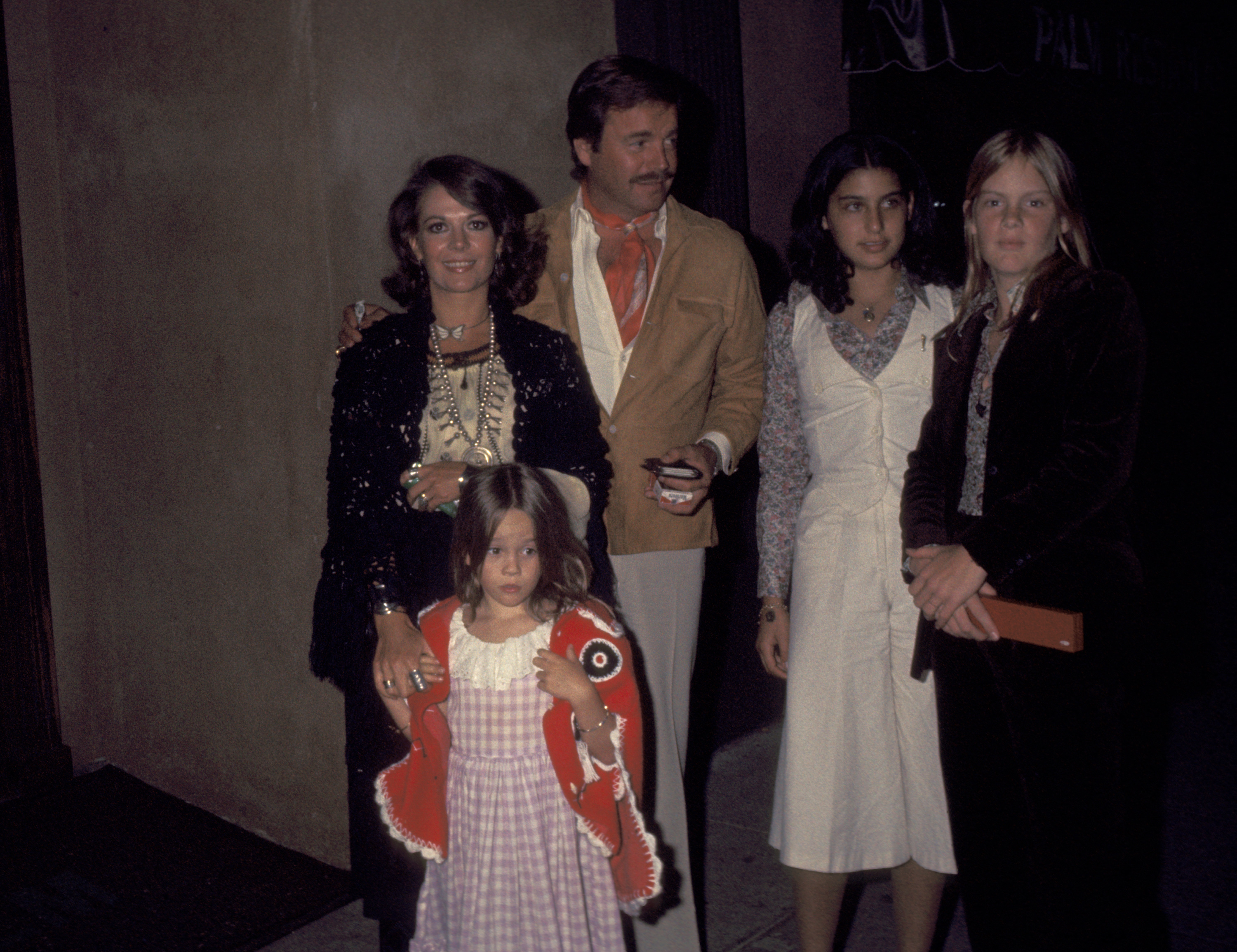 Natalie Wood, Robert Wagner and Daughters Natasha Gregson Wagner, and Katie Wagner on January 1, 1977 | Source: Getty Images
