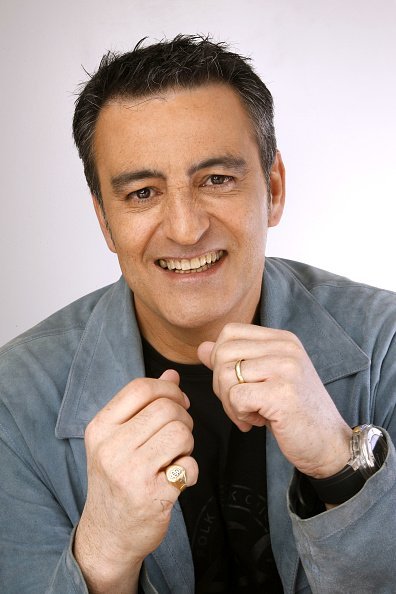 Phil Barney sur le plateau de l'émission de télévision "Les Grands du Rire". | Photo : Getty Images