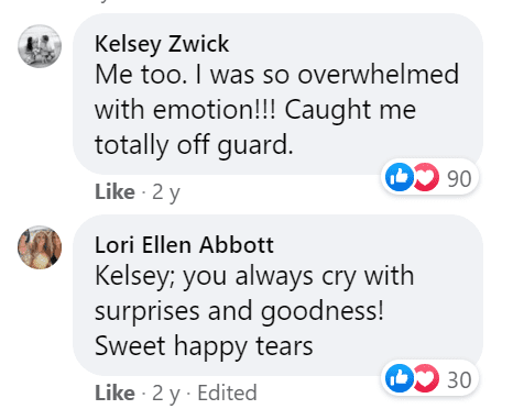 Kelsey Zwick kommentiert ihren eigenen Facebook-Beitrag zusammen mit einer anderen Person. | Quelle: Facebook.com/kraezwick