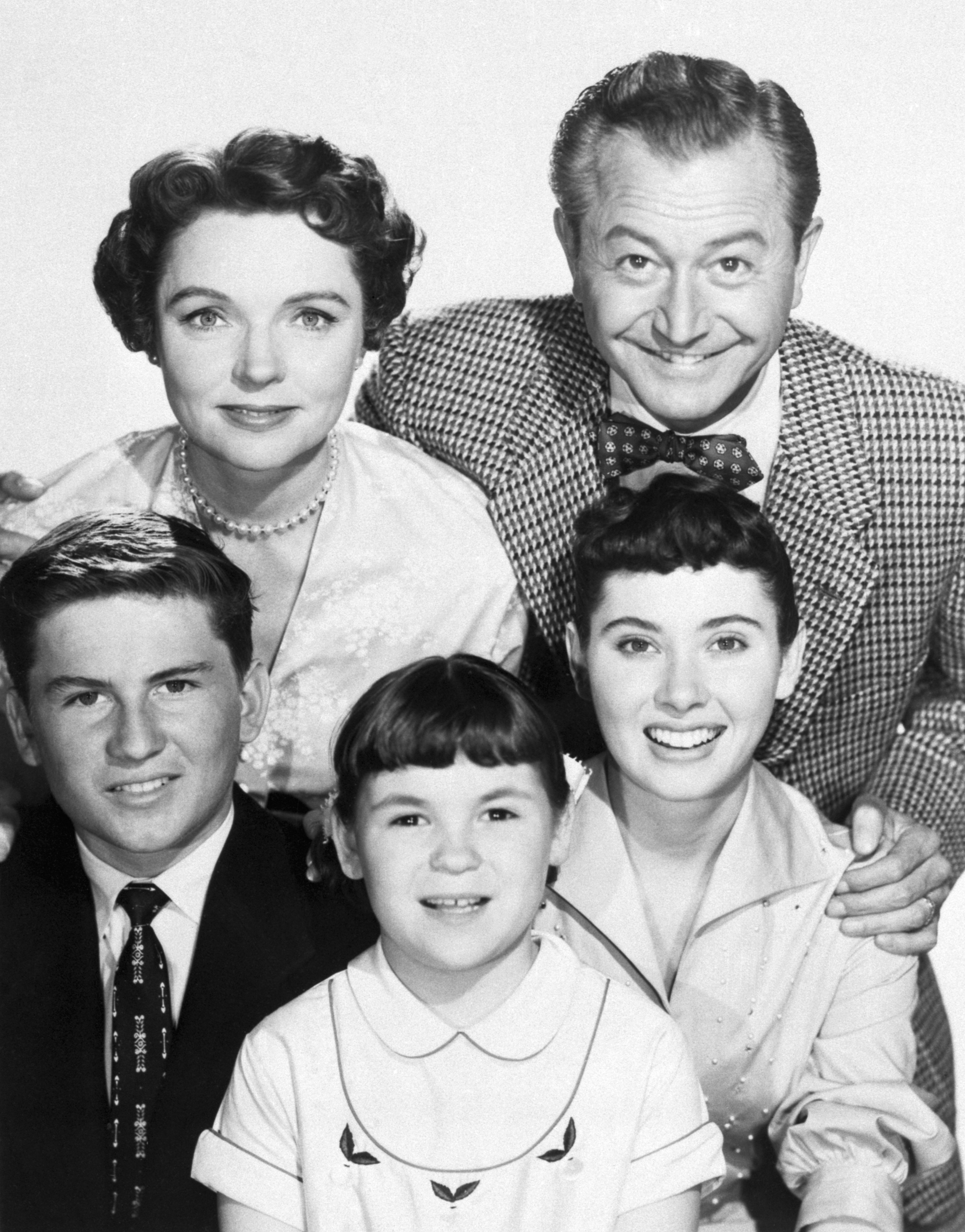 Robert Young and Jane Wyatt with Billy Gray, Lauren Chapin, and Elinor Donahue from the show "Father Knows Best" in 1955 | Source: Getty Images