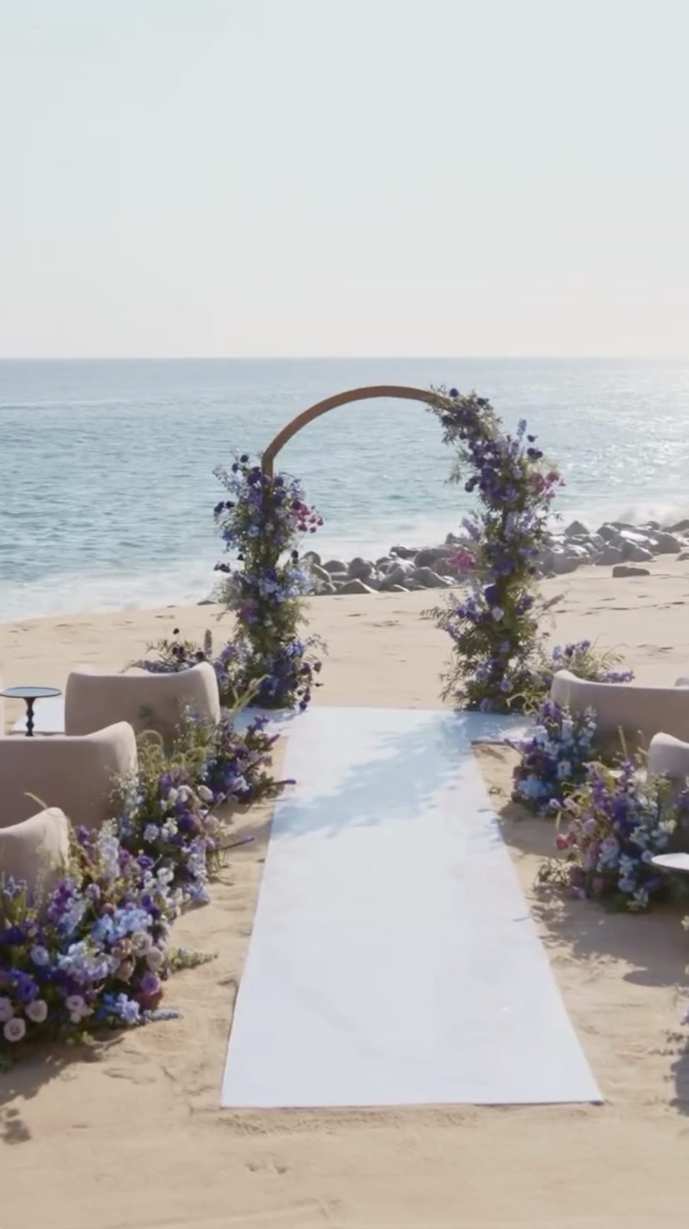 Beach decor at Greg Mathis Jr. and Elliott Cooper's wedding posted on October 24, 2024 | Source: Instagram/elliott_coopr