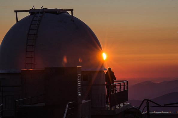  Une femme photographiant les montagnes depuis un observatoire astronomique. |Photo : Getty Images
