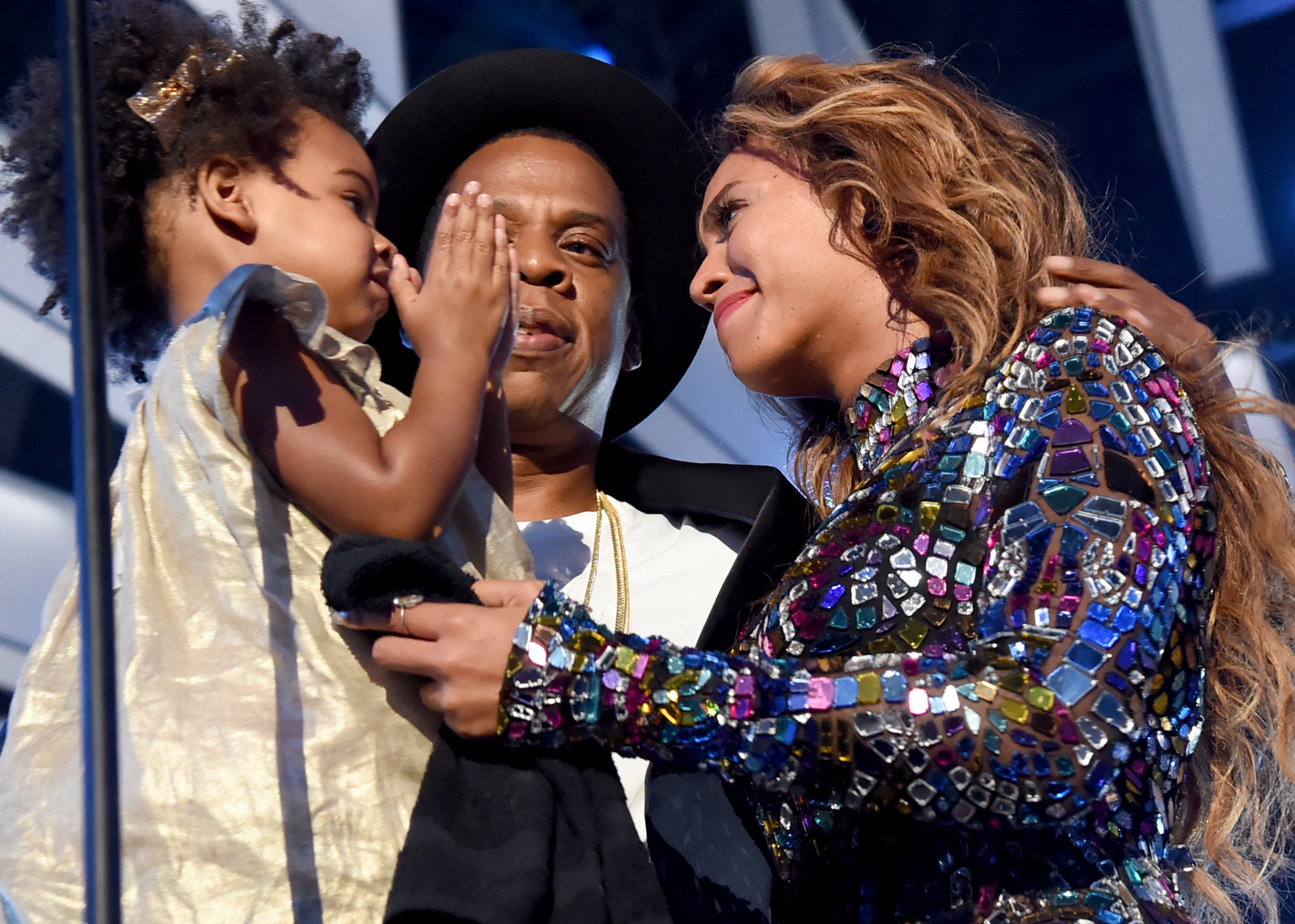 Jay Z and daughter Blue Ivy Carter present the Michael Jackson Video Vanguard Award to Beyonce on August 24, 2014 in Inglewood, California | Source: Getty Images