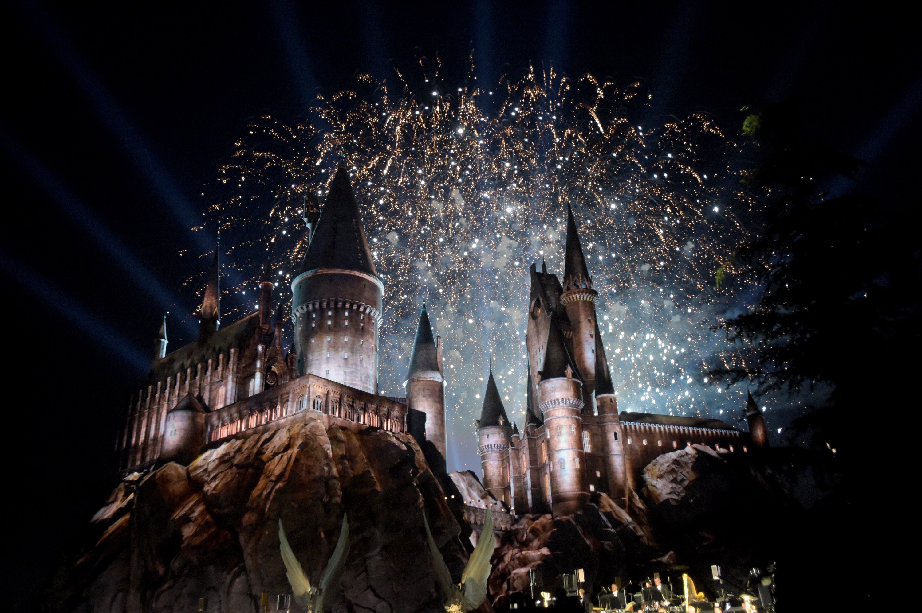Vista de los fuegos artificiales detrás del castillo de Hogwarts asistir a la inauguración del 'Mundo Mágico de Harry Potter' en Universal Studios Hollywood el 5 de abril de 2016. | Foto: Getty Images