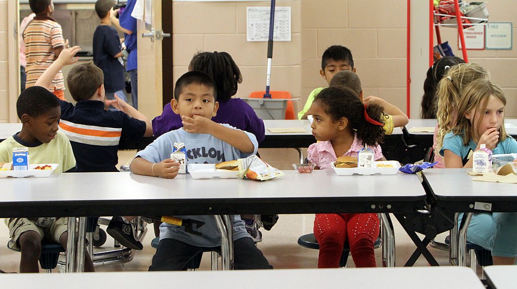 Children at Wicklow Elementary in Sanford, Florida, get lunch at the cafeteria, October 14, 2011 | Photo: Getty Images