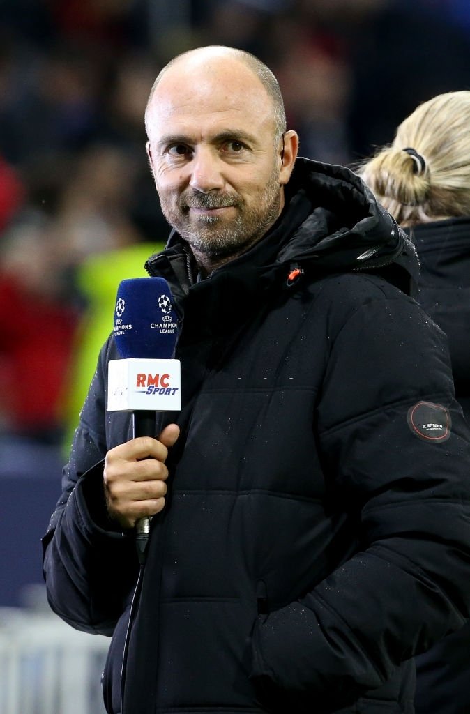 LYON, FRANCE - 5 NOVEMBRE : Christophe Dugarry du RMC Sport commente le match du groupe G de la Ligue des champions de l'UEFA entre l'Olympique Lyonnais (OL) et le SL Benfica au stade Groupama le 5 novembre 2019 à Decines près de Lyon, France. | Photo : Getty Images