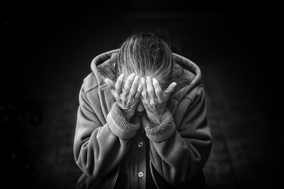 Anciana triste. | Foto: Pixabay