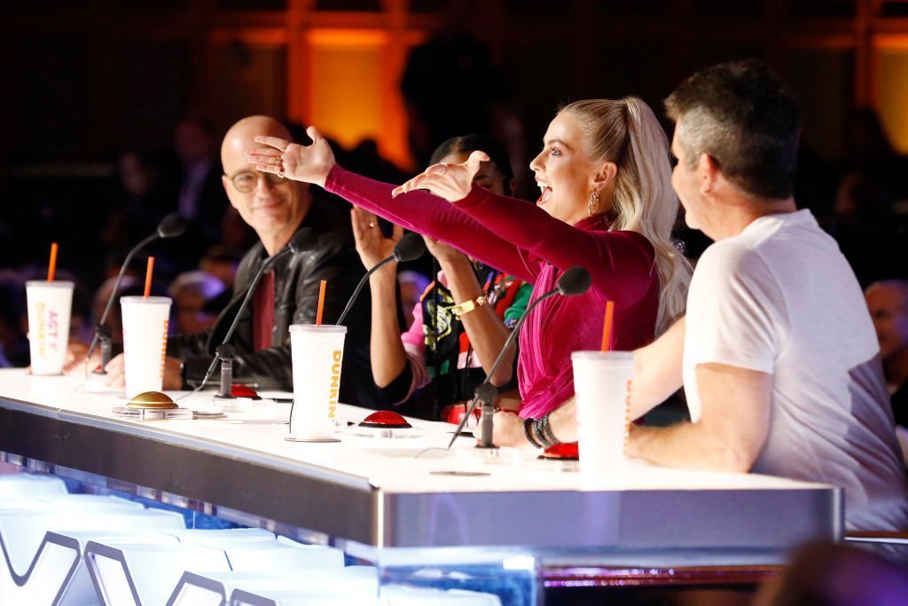 Howie Mandel, Gabrielle Union, Julianne Hough, Simon Cowell bei America's Got Talent | Quelle: Getty Images