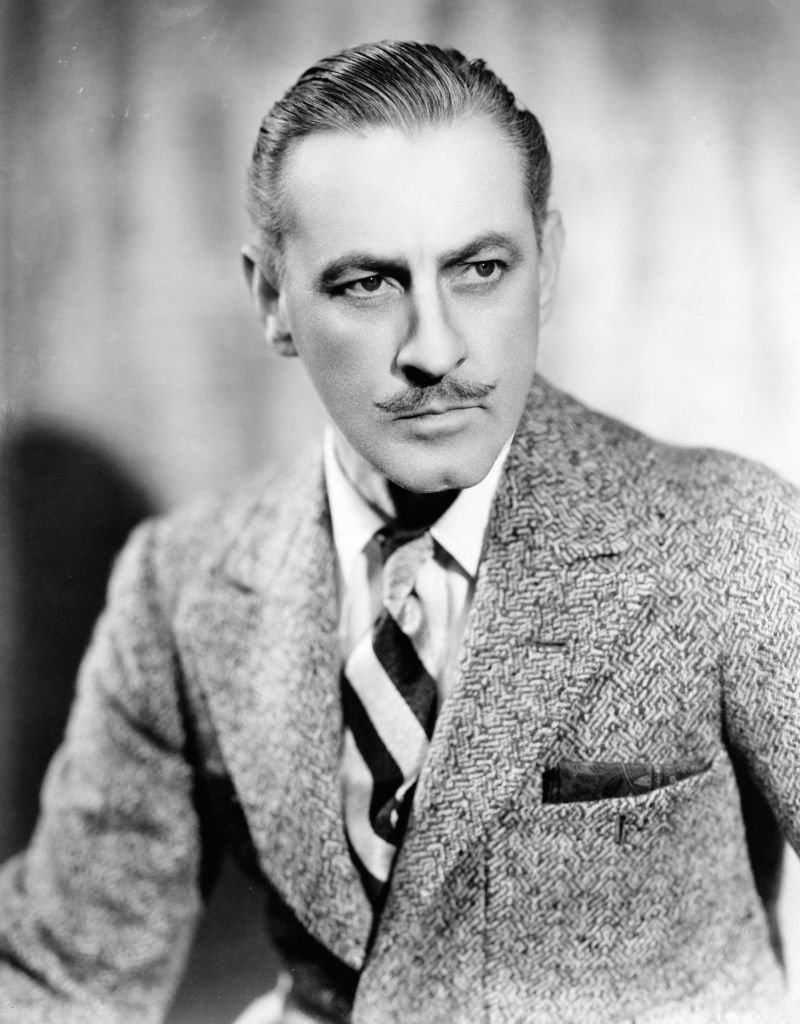 John Barrymore trägt einen Tweedmantel und einen ernsten Ausdruck in einem Werbeporträt für einen unbekannten Film um 1920. | Quelle: Getty Images John Barrymore trägt einen Tweedmantel und einen ernsten Ausdruck in einem Werbeporträt für einen unbekannten Film um 1920. | Quelle: Getty Images