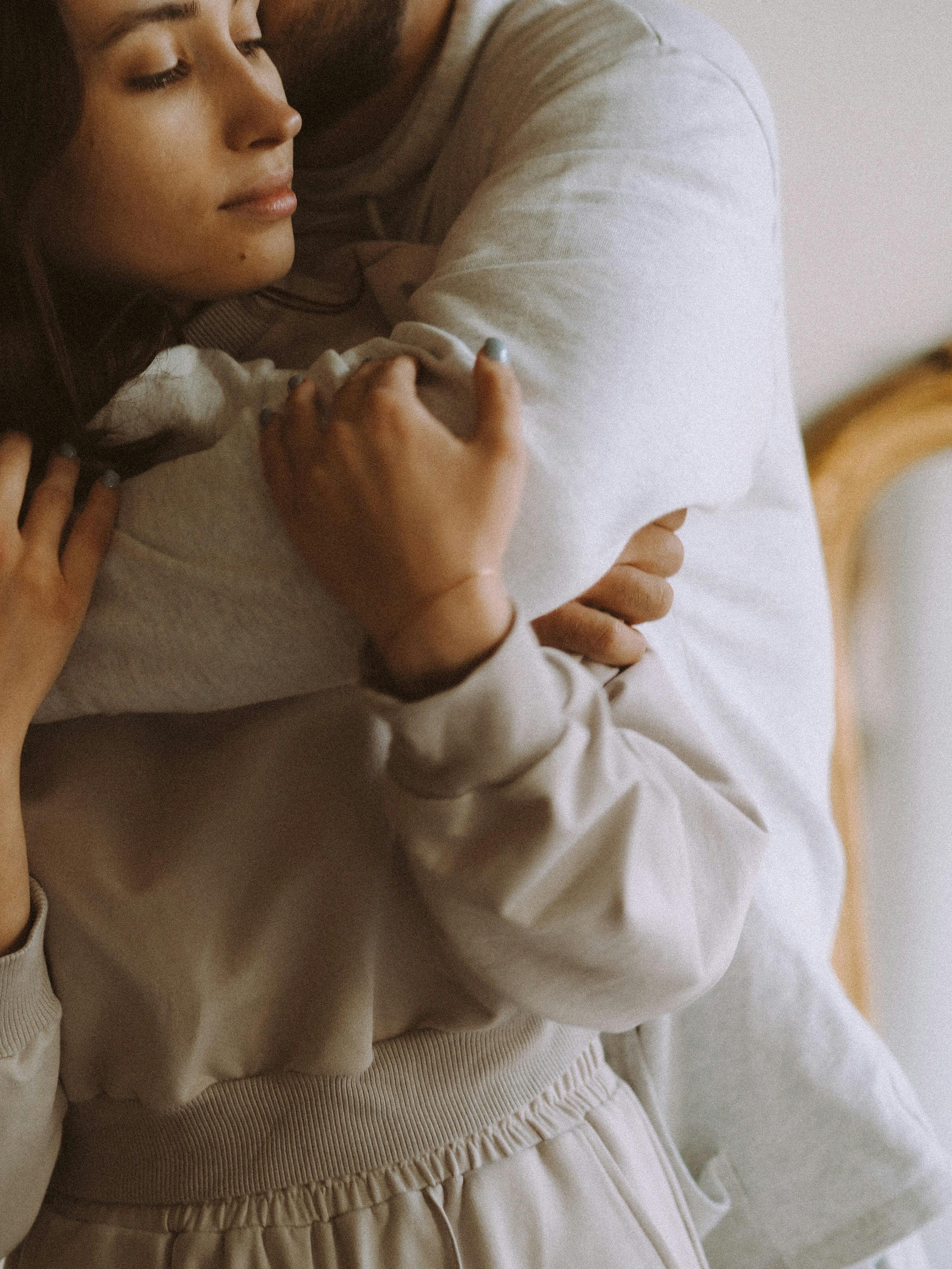 A couple embracing | Source: Pexels