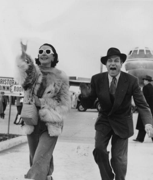 Laurence Olivier and Vivien Leigh arriving at Rome airport | Photo: Getty Images