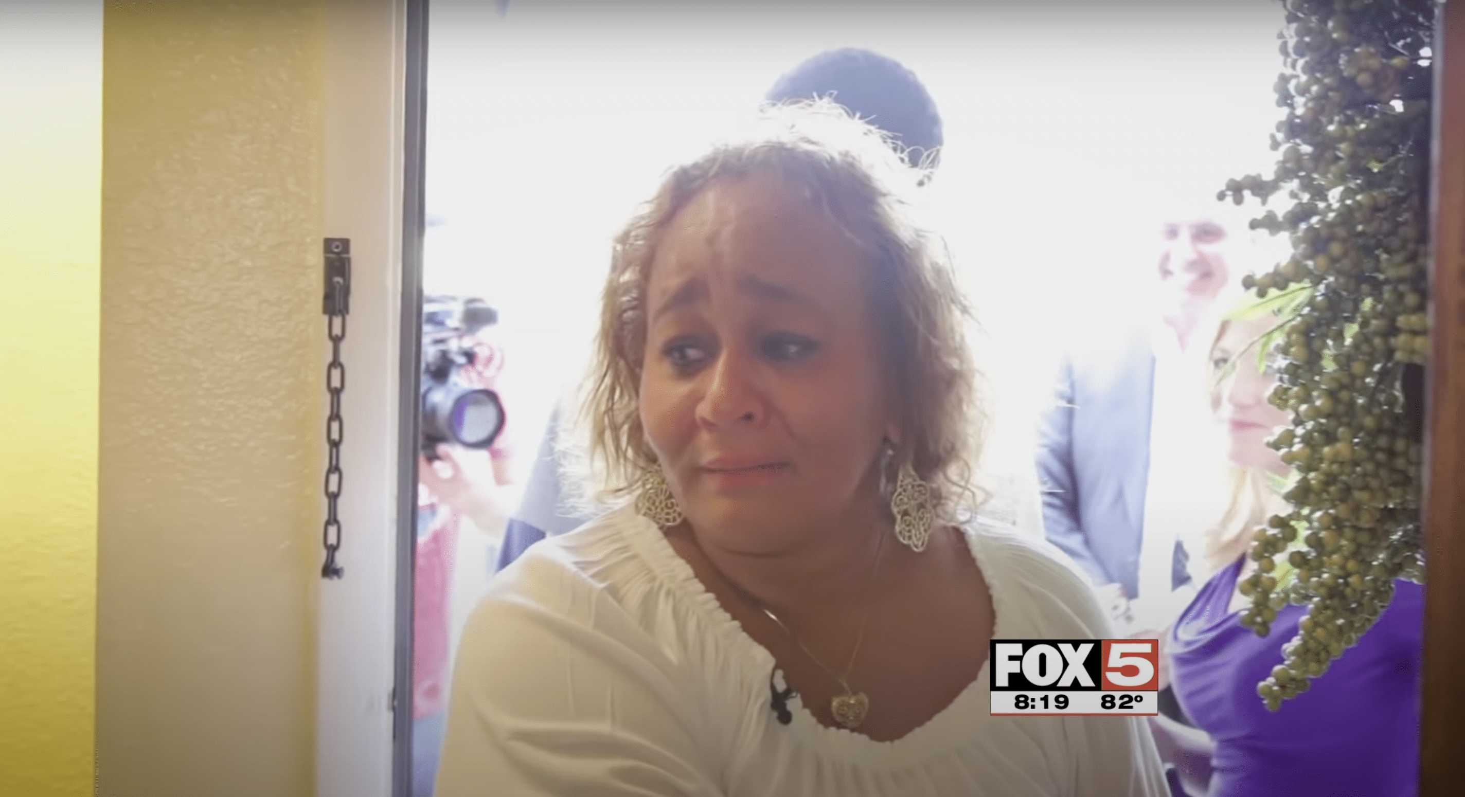 An emotional Marcia Duncan opens the door of her new home. | Source: YouTube.com/FOX5 Las Vegas