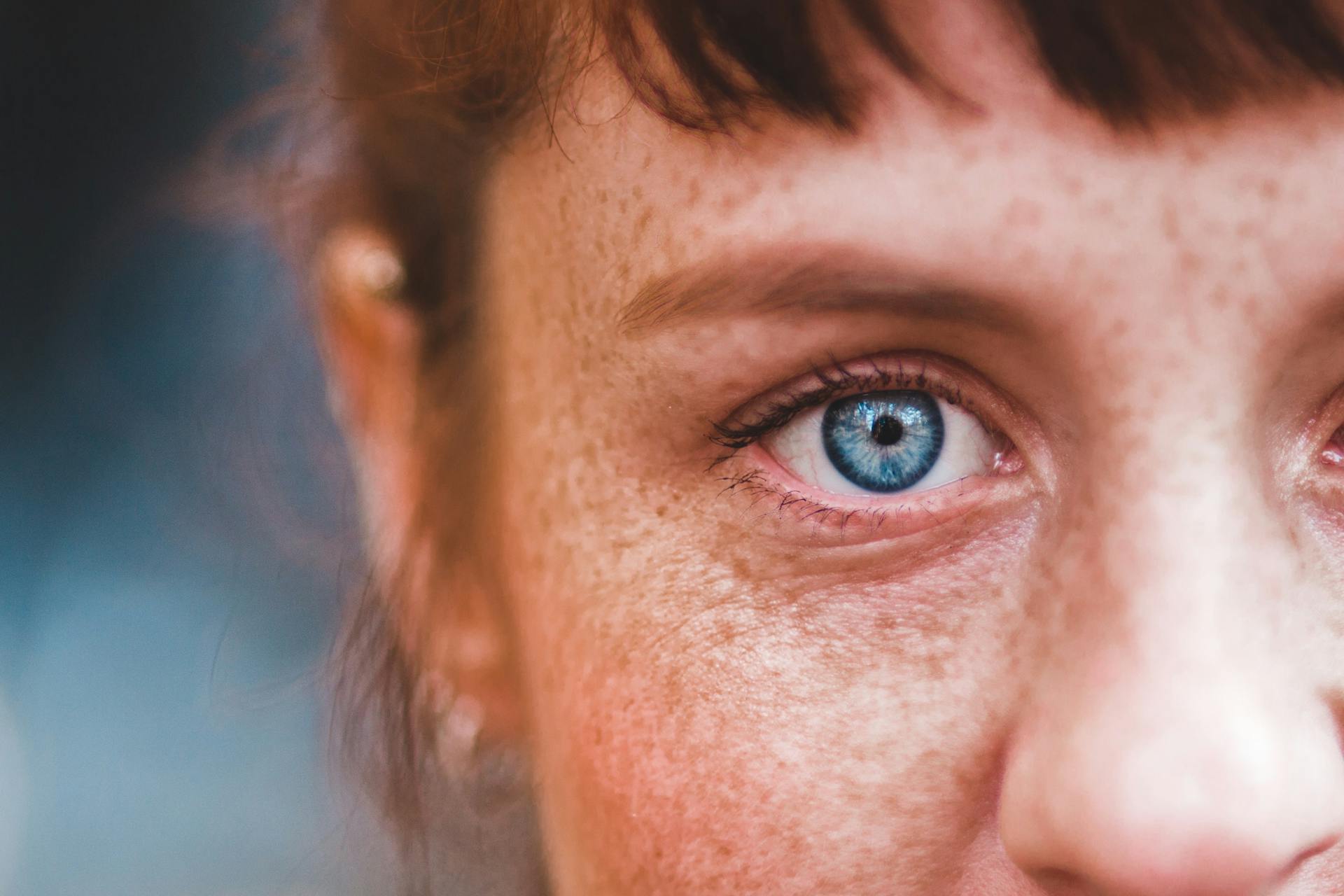 A closeup of a woman's face with blue eyes | Source: Pexels