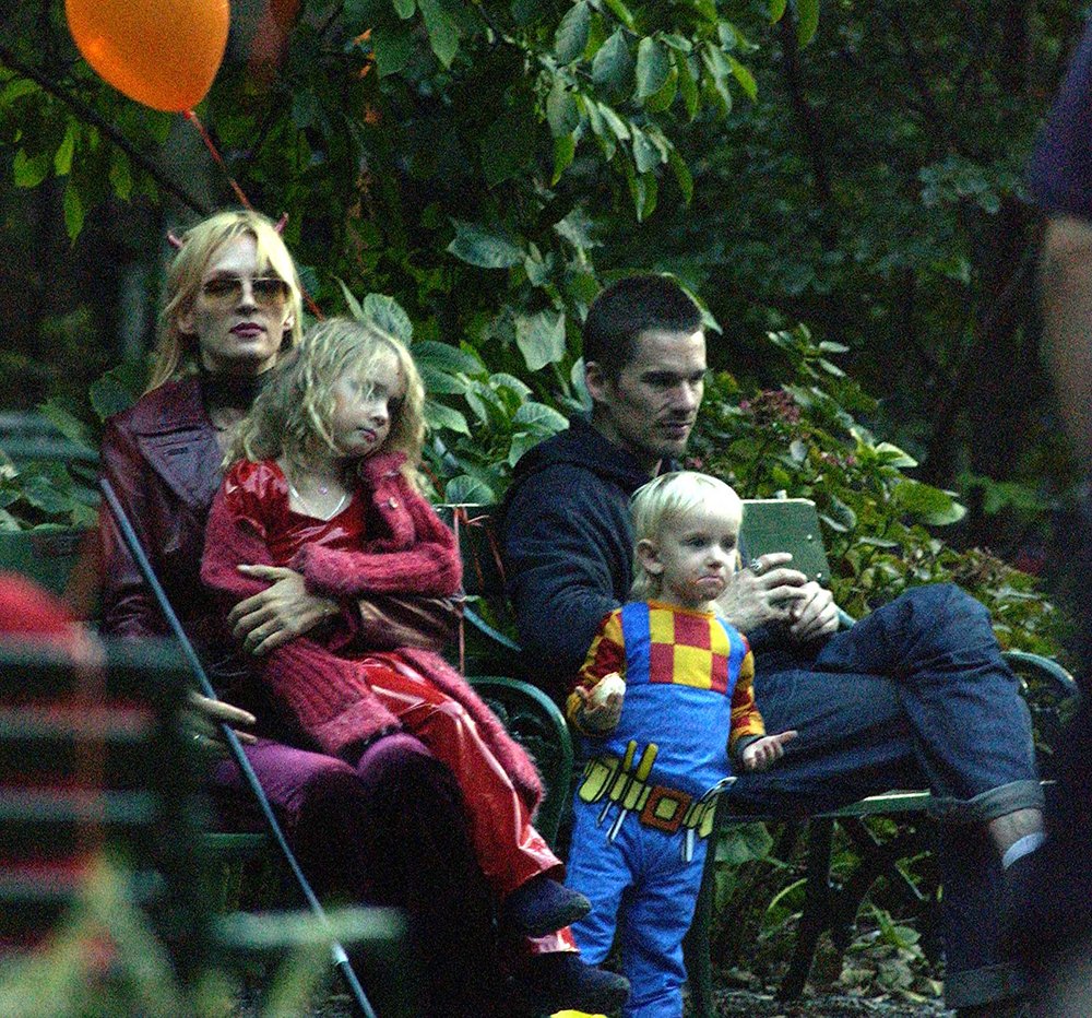 Ethan Hawk visiting Uma Thurman and their children for Halloween in New York City, in October 2003. | Image: Getty Images.