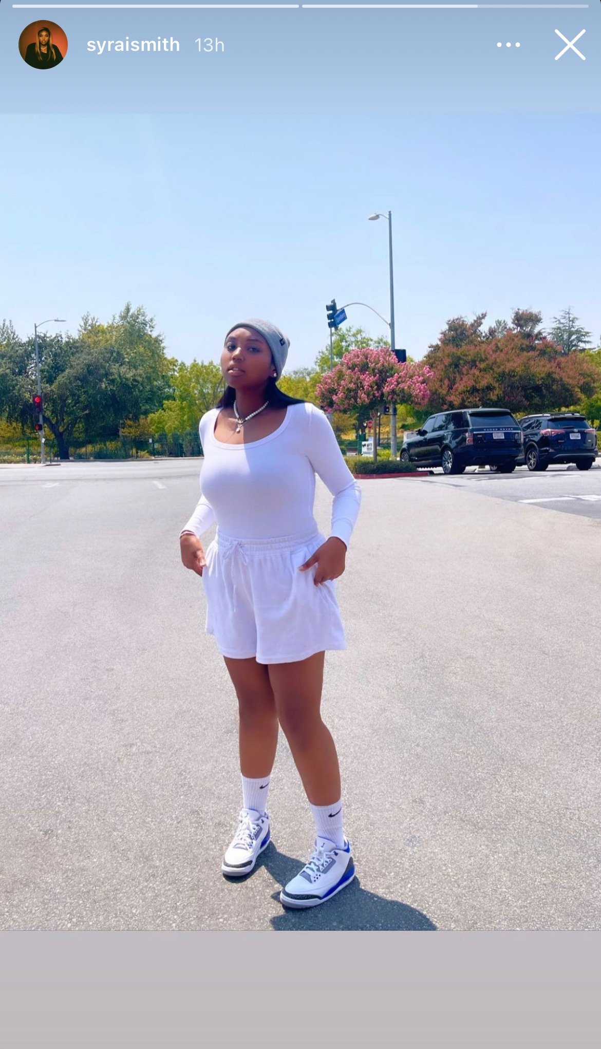 Brandy's daughter Sy'Rai flaunts her slim figure in a white T-shirt and shorts. | Photo: Instagram/Syraismith