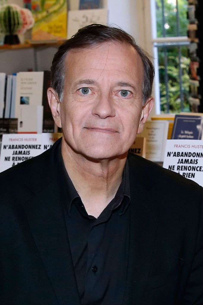 Francis Huster signe son livre "N'abandonnez jamais, ne renoncez a rien" à la Librairie du Théâtre du Rond-Point le 11 septembre 2017 à Paris, France. | Photo : Getty Images