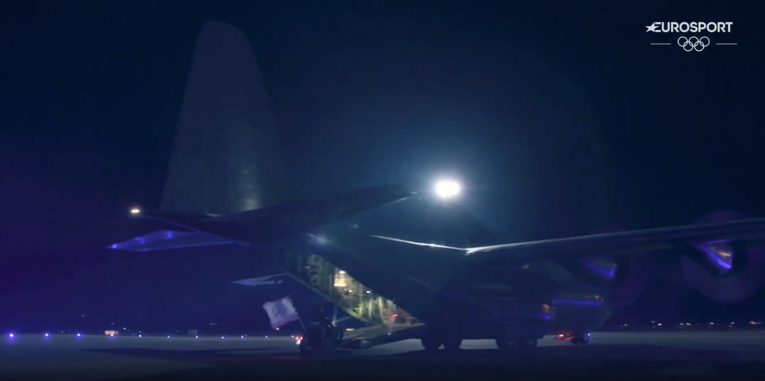 Tom Cruise leaving with the Olympic flag, posted on August 12, 2024 | Source: YouTube/Eurosport