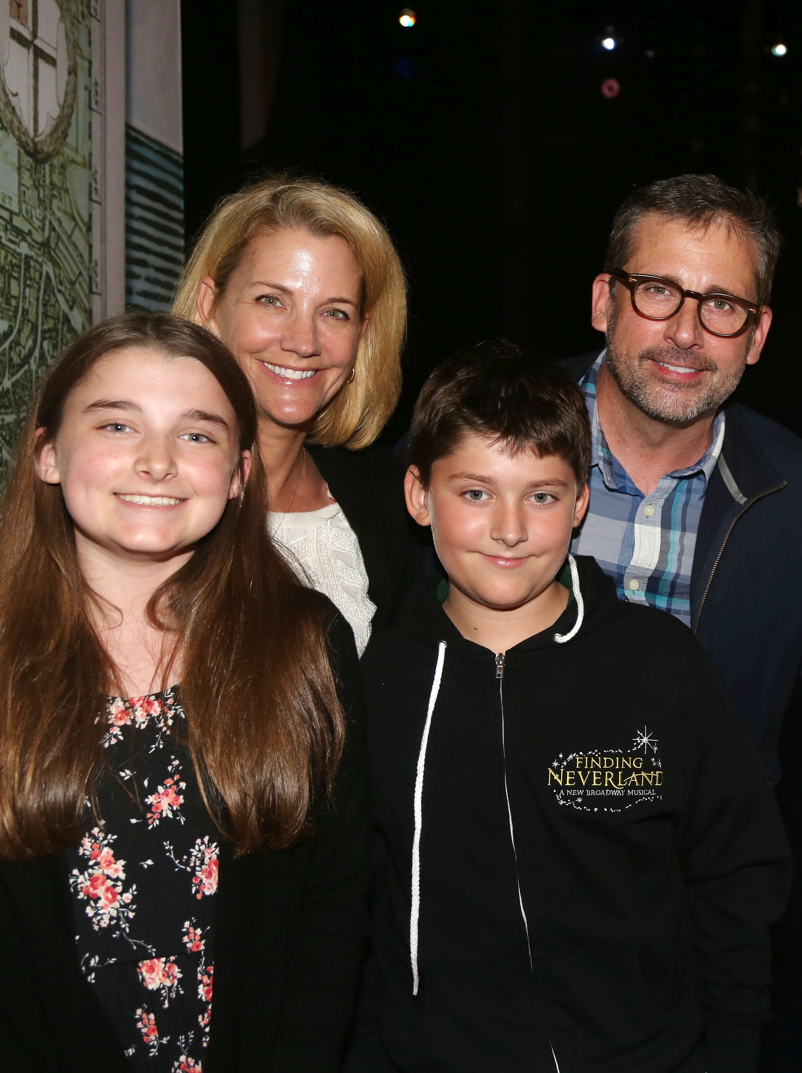   Elisabeth Anne Carell, Nancy Carell, John Carell and Steve Carell backstage at the hit musical "Finding Neverland" on Broadway on June 23, 2015 in New York | Source: Getty Images