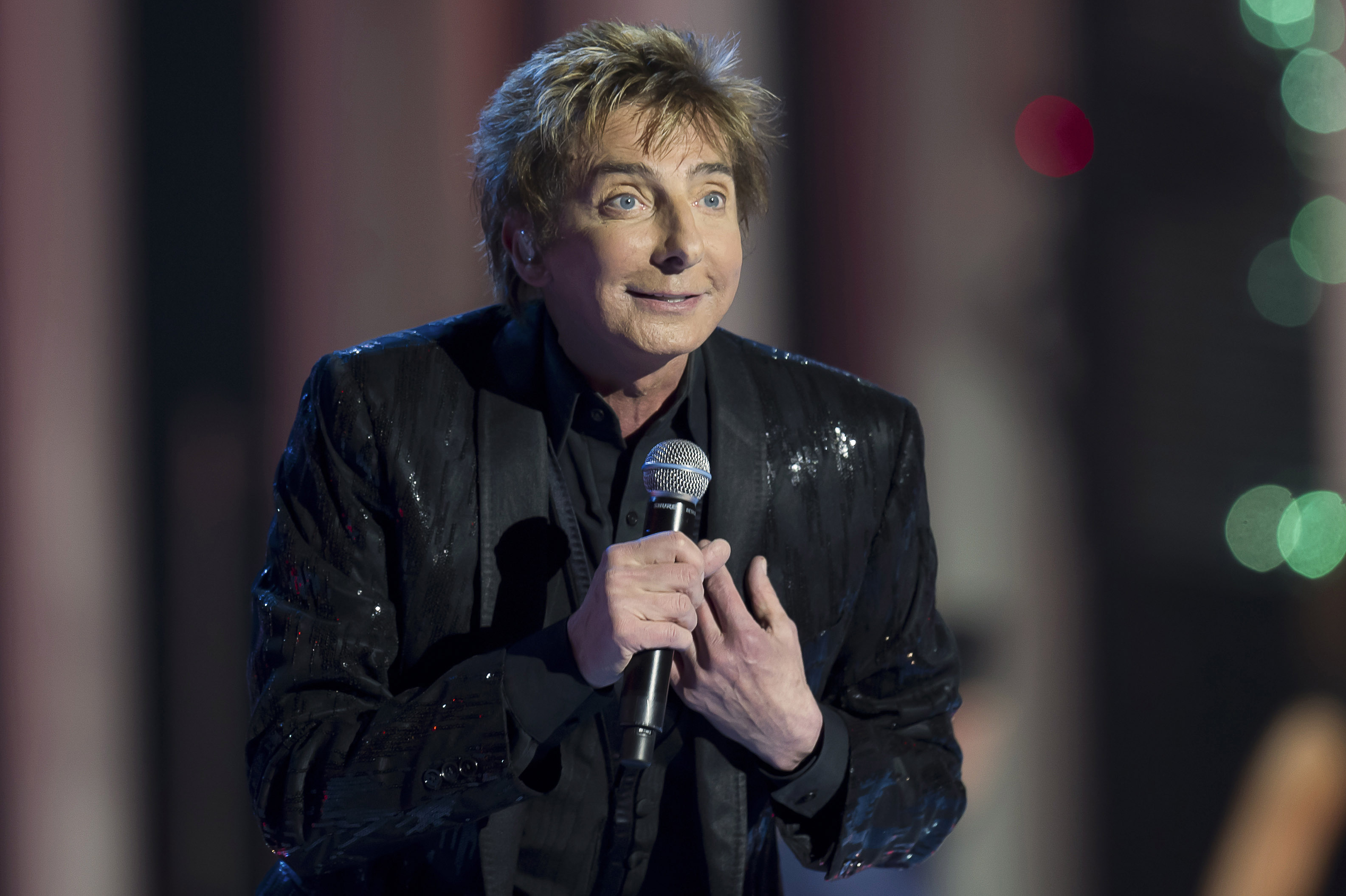 By 2010, Manilow was still performing internationally, giving audiences new images to compare with photographs from the 1970s and 1980s. His cheeks appear fuller here, while the prominent nose Motykie described as consistent remains clearly recognizable. | Source: Getty Images