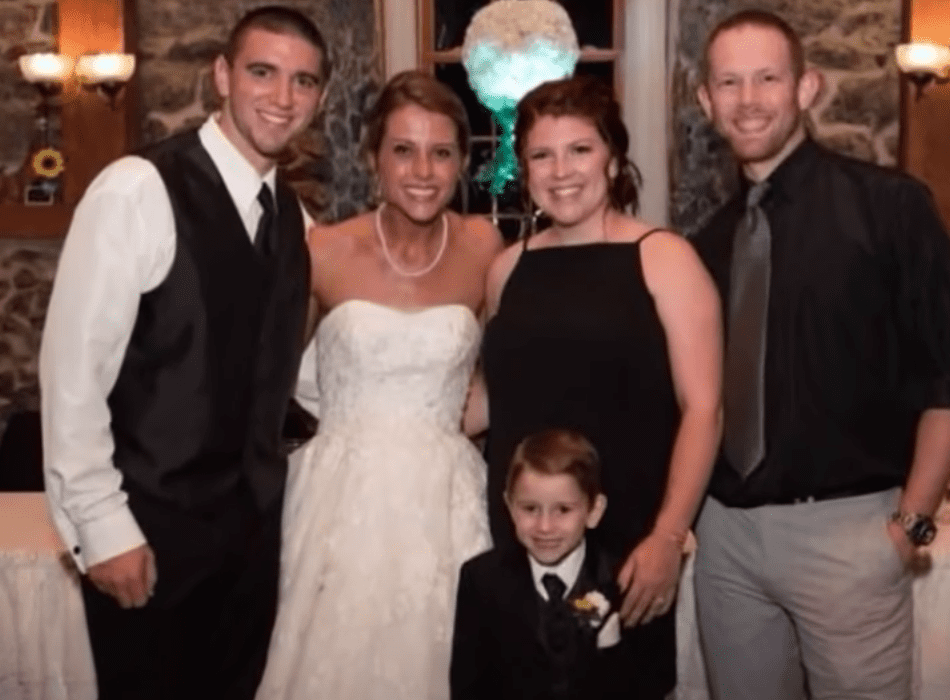 Eine Braut und ihr Bräutigam stehen glücklich mit seinem Sohn und seiner ehemaligen Freundin zusammen mit ihrem Partner | Quelle: Youtube/Inside Edition