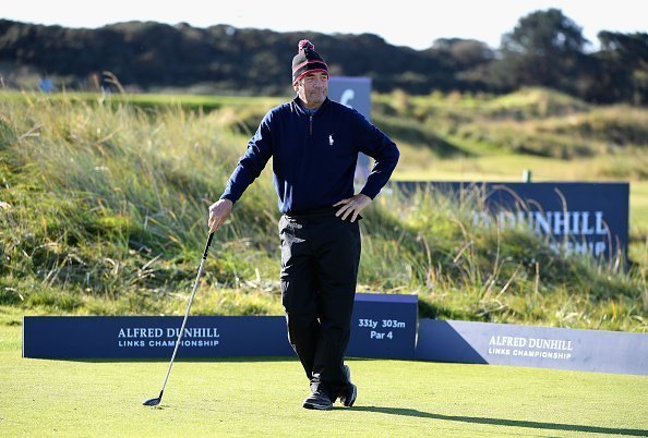 Huey Lewis reacts on the 3rd tee during day one of the 2017 Alfred Dunhill Championship at Carnoustie | Photo: Getty Images