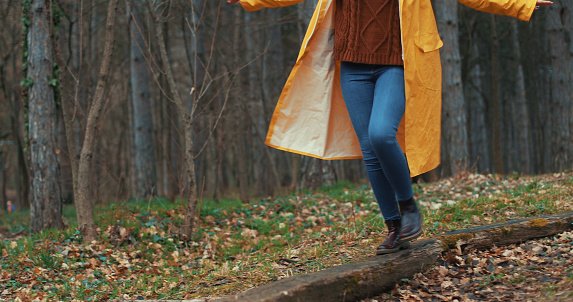 Un jeune femme en imperméable. | Photo : Getty Images