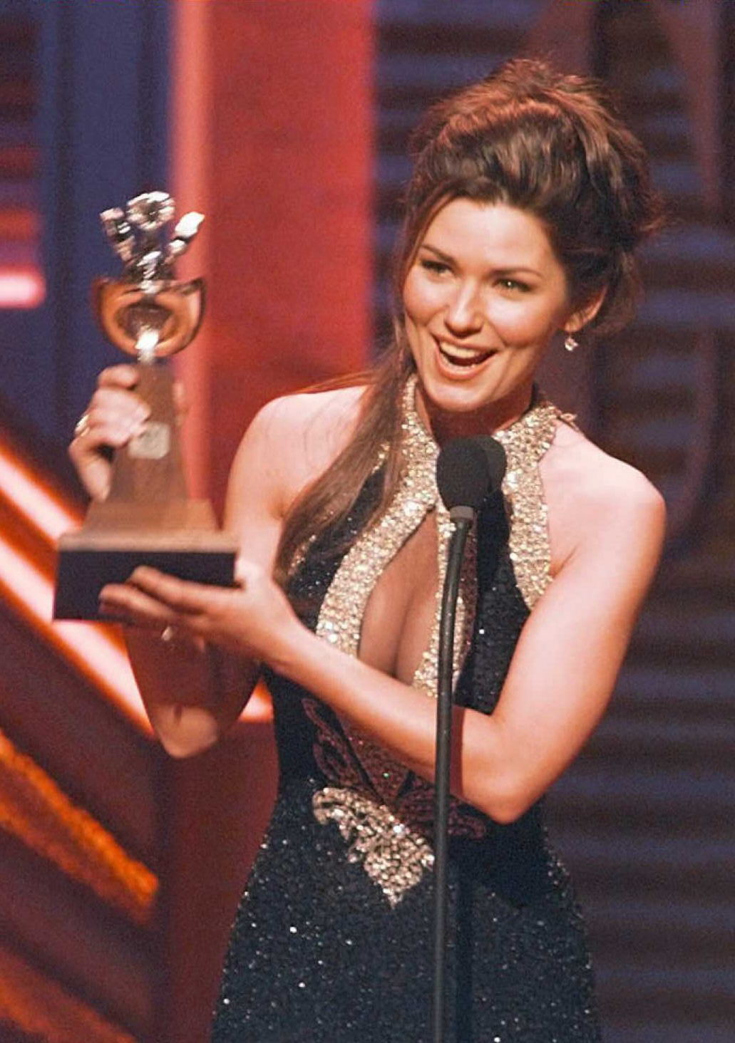 Shania Twain at the 31 Annual Country Music Awards on April 19, 1996 | Source: Getty Images