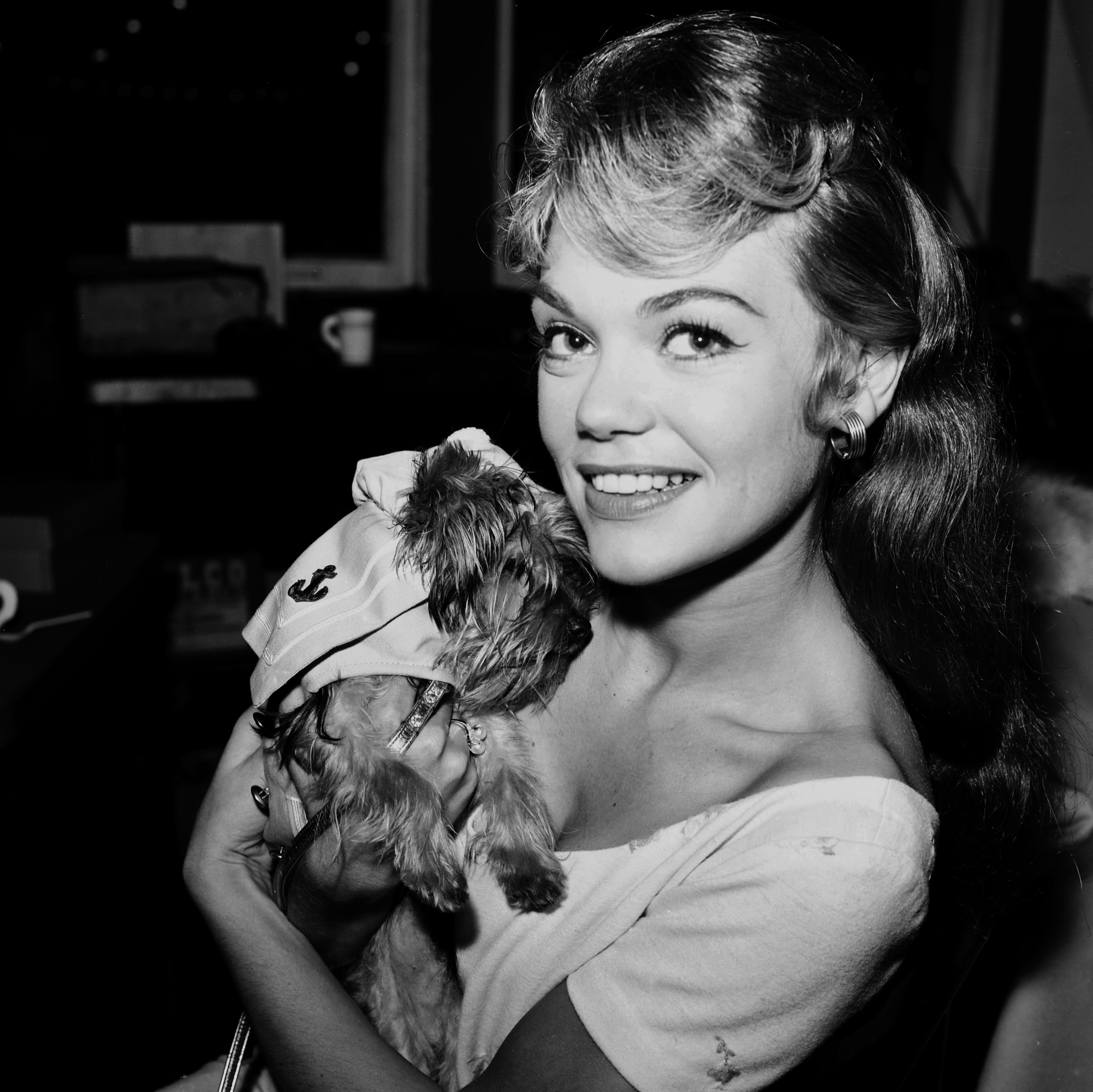 The actress poses with her dog in 1959 in Los Angeles, California. | Source: Getty Images