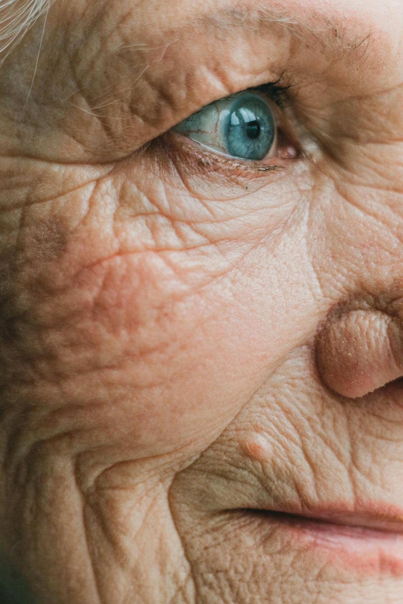 Close-up shot of a smiling elderly woman | Source: Pexels