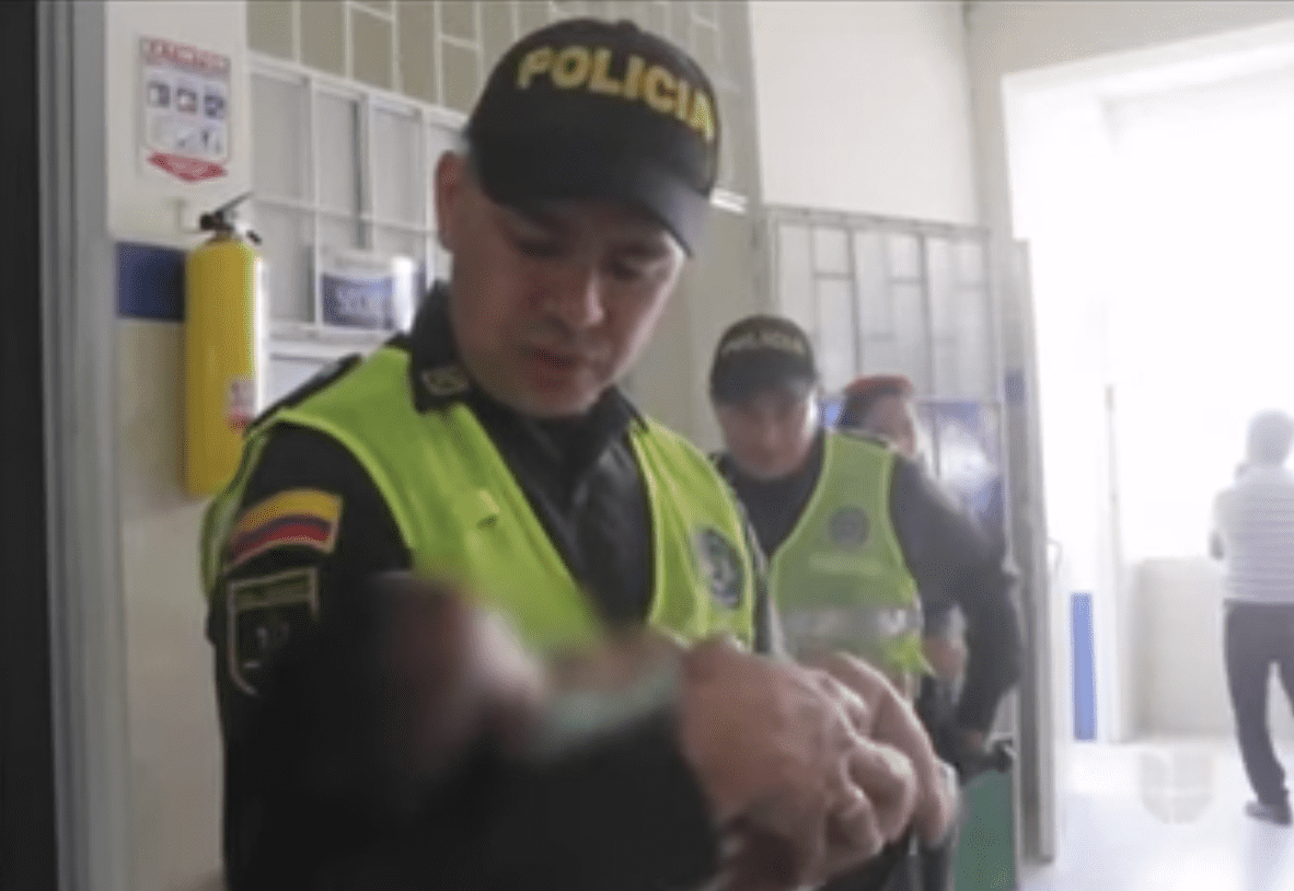 Oficial de policía con uno de los niños abandonados en brazos. Fuente: YouTube/Primer Impacto