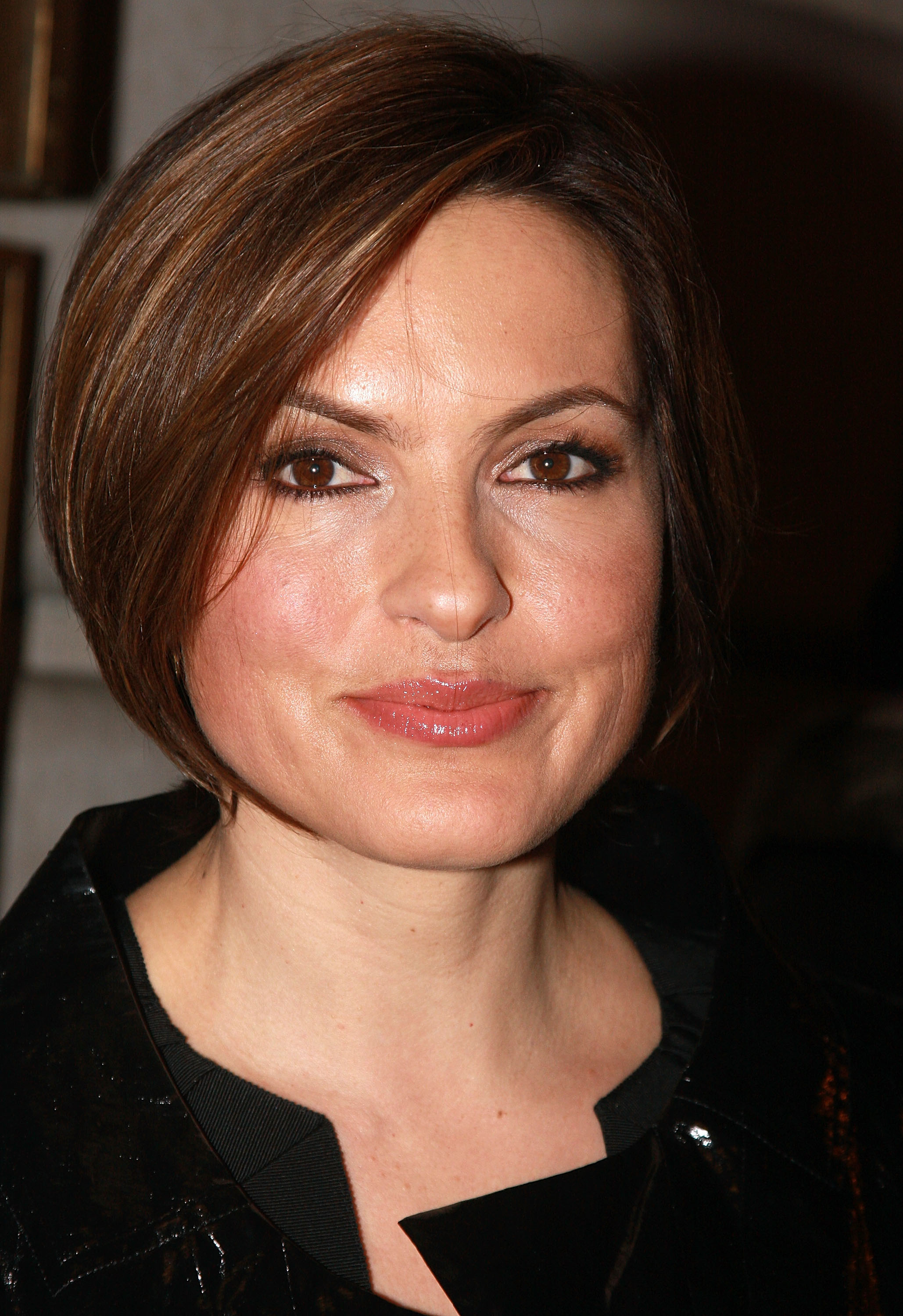 A precise, chestnut-brown A-line bob — sleek and side-parted, with one smooth wave angling toward her jawline — photographed at the Broadway opening night of November at the Ethel Barrymore Theatre.
