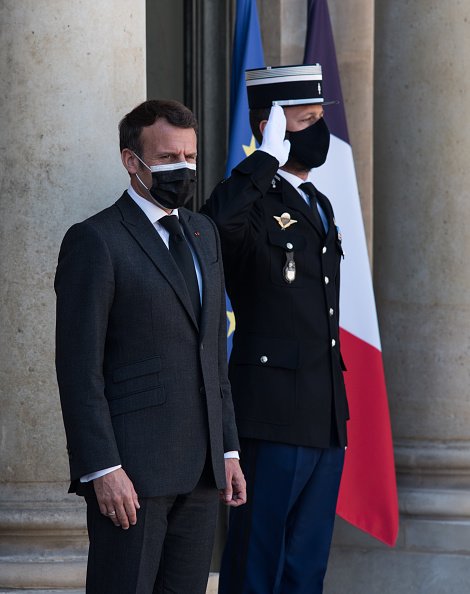 Emmanuel Macron attend l'arrivée de Nechirvan Barzani.| Photo : Getty Images