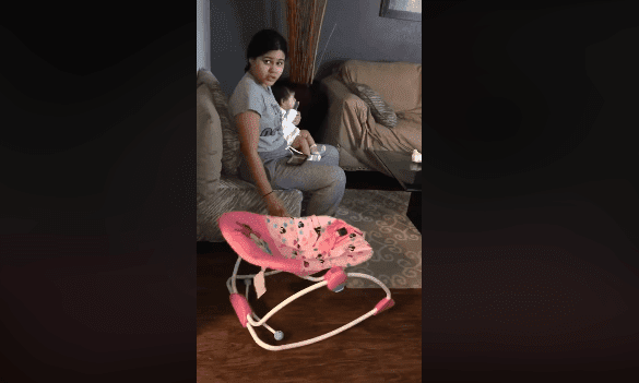 Madre con bebé / Imagen tomada de: Facebook - JD Videos Oficial Madre con bebé / Imagen tomada de: Facebook - JD Videos Oficial