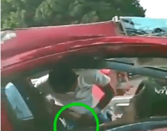 Hombre robando celular / Imagen tomada de: Twitter / @enfasisnoticias