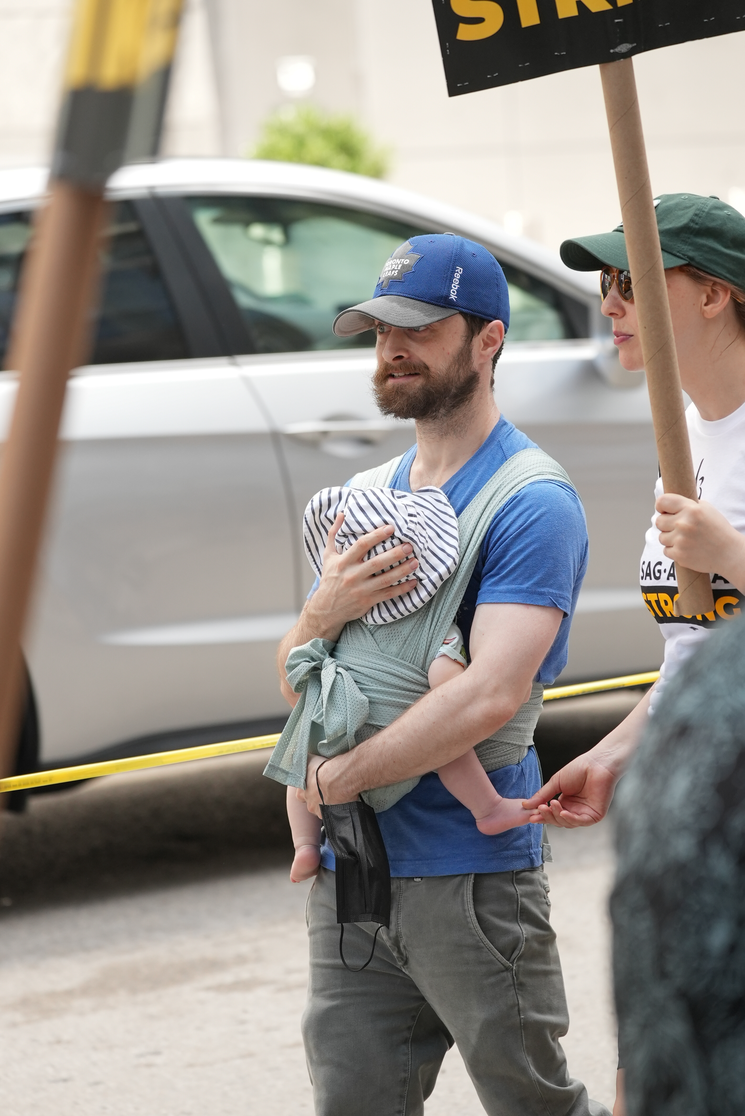 Daniel Radcliffe, Erin Darke, and their son in the SAG-AFTRA picket line in New York in July 2023 | Source: Getty Images