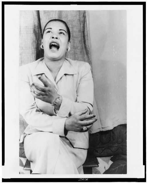 Bilie Holiday singing circa 1949. | Source: Wikimedia Commons