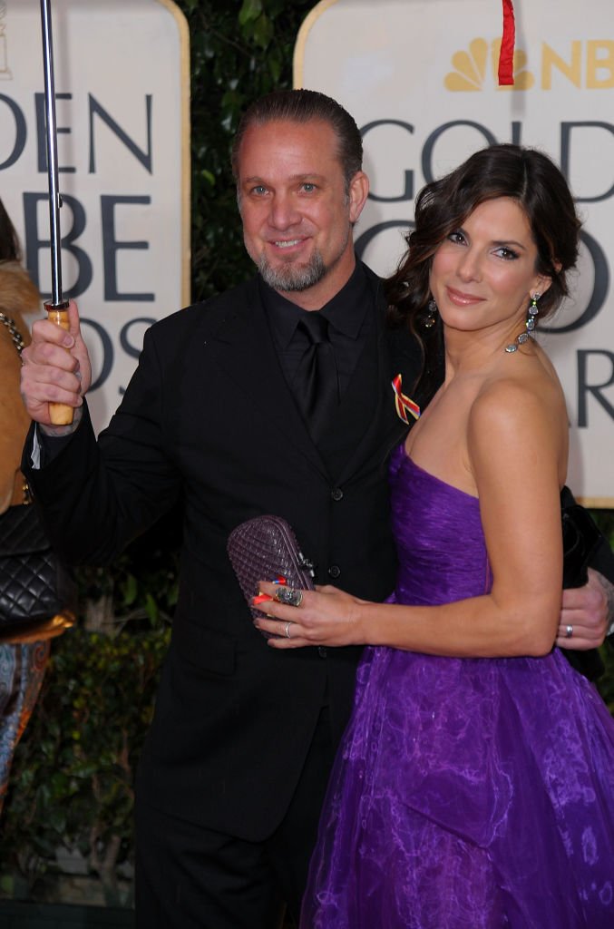 Jesse James et Sandra Bullock aux Golden Globe Awards du 17 janvier 2010 à Beverly Hills, en Californie. | Image: Getty Images