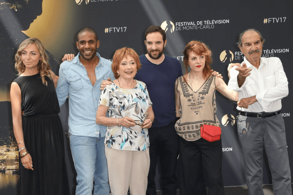 Amélie Etasse, Loup-Denis Elion, Marion Game, David Mora, Anne-Elisabeth Blateau et Gérard Hernandez participent à la téléconférence pour "Scènes de Ménages" le 17 juin 2017 au Grimaldi Forum à Monte-Carlo, Monaco. | Photo : Getty Images Amélie Etasse, Loup-Denis Elion, Marion Game, David Mora, Anne-Elisabeth Blateau et Gérard Hernandez participent à la téléconférence pour "Scènes de Ménages" le 17 juin 2017 au Grimaldi Forum à Monte-Carlo, Monaco. | Photo : Getty Images