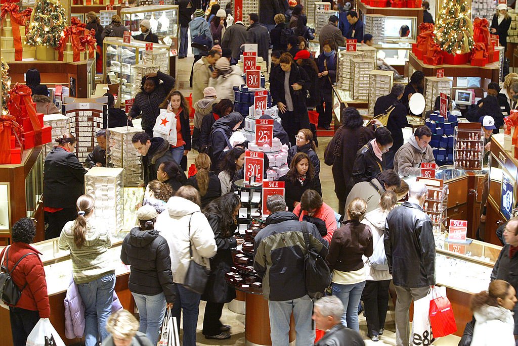 Last minute shoppers shop at the few remaining hours of shopping on Christmas eve December 24, 2004 | Photo: Getty Images